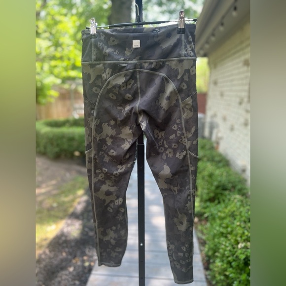 Vuori Stride Pocket Leggings Size Small Oregano Camo Flower EUC! - Picture 3 of 9